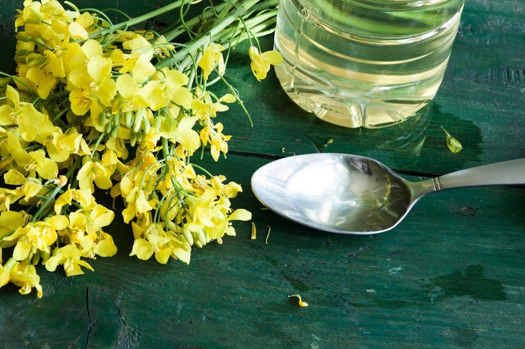 Zdrowe oleje roślinne – jakie warto włączyć do diety? 2 olej rzepkowy