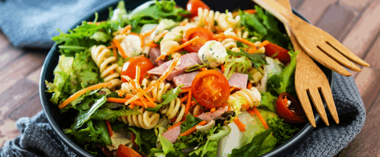 Szybka makaronowa sałatka do pracy lub szkoły