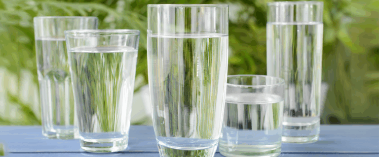 Jaką wodę pić? Wszystko, co warto wiedzieć o wodzie