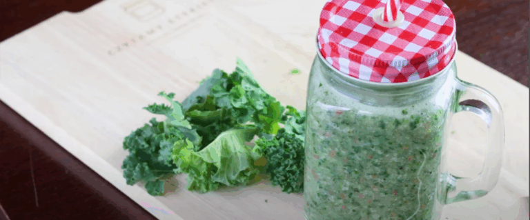 Zielony koktajl z jarmużem i kiwi