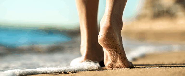Pielęgnacja stóp latem 2025: jak uniknąć pęknięć, potliwości i suchości w upalne dni?