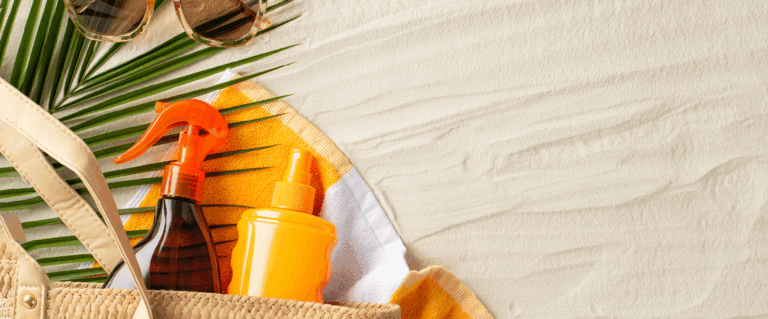 Wakacyjna check-lista kosmetyków: co zabrać, a co zostawić w domu? 6 najważniejszych kategorii