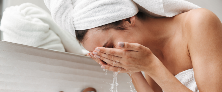 Jak prawidłowo zmywać makijaż – podwójne oczyszczanie krok po kroku